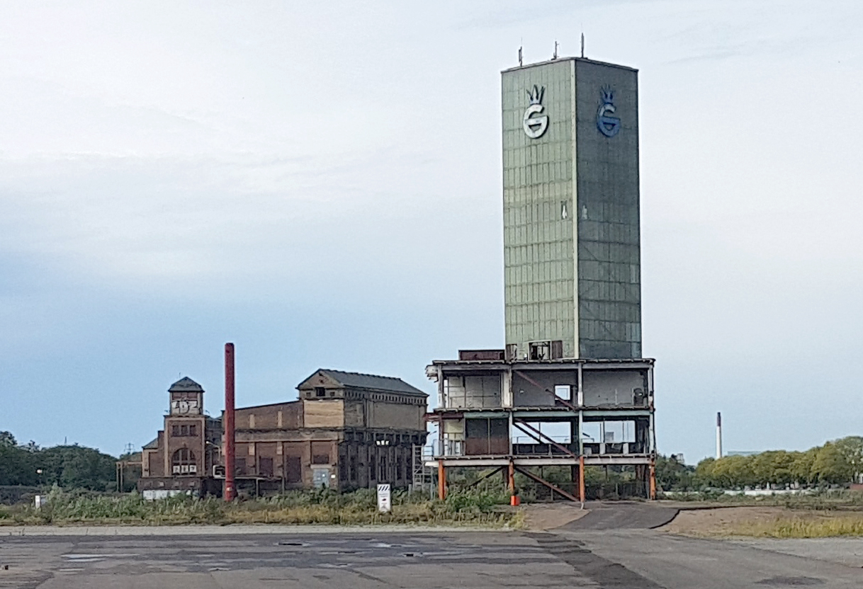 Der markante Glasturm, das Kesselhaus sowie die Elektrozentrale der ehemaligen Glashütte. Quelle: Glasmacherviertel